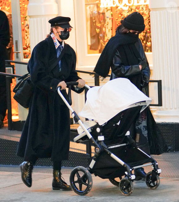 Gigi Hadid, sa soeur Bella Hadid et sa fille se promènent à New York, le 15 décembre 2020.