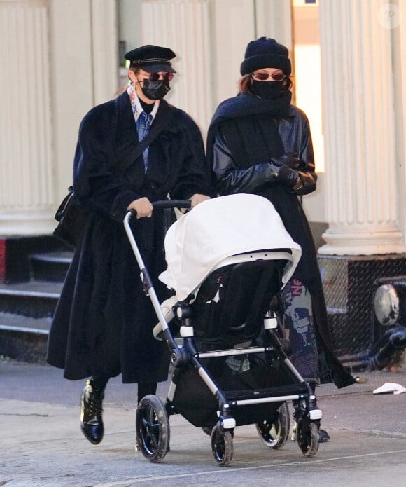 Gigi Hadid, sa soeur Bella Hadid et sa fille se promènent à New York, le 15 décembre 2020.