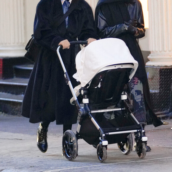 Gigi Hadid, sa soeur Bella Hadid et sa fille se promènent à New York, le 15 décembre 2020.
