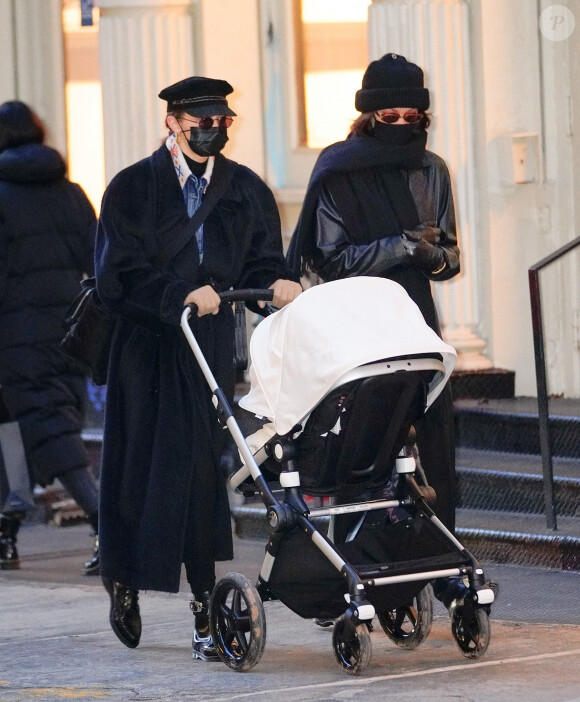 Gigi Hadid, sa soeur Bella Hadid et sa fille se promènent à New York, le 15 décembre 2020.