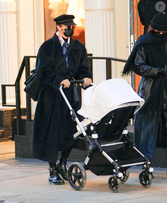 Gigi Hadid, sa soeur Bella Hadid et sa fille se promènent à New York, le 15 décembre 2020.