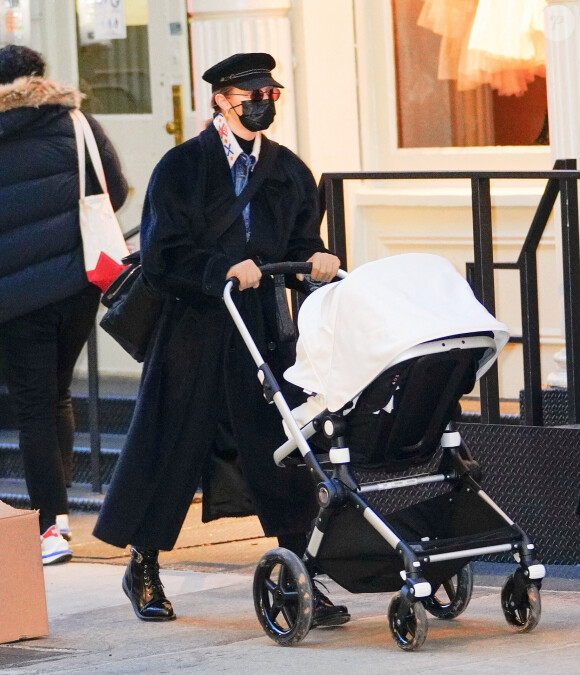 Gigi Hadid, sa soeur Bella Hadid et sa fille se promènent à New York, le 15 décembre 2020.