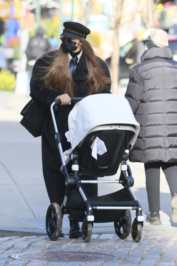 Gigi Hadid, sa soeur Bella Hadid et sa fille se promènent à New York, le 15 décembre 2020.