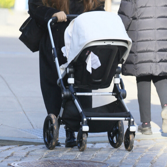 Gigi Hadid, sa soeur Bella Hadid et sa fille se promènent à New York, le 15 décembre 2020.