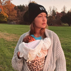 Gigi Hadid et sa fille en novembre 2020.