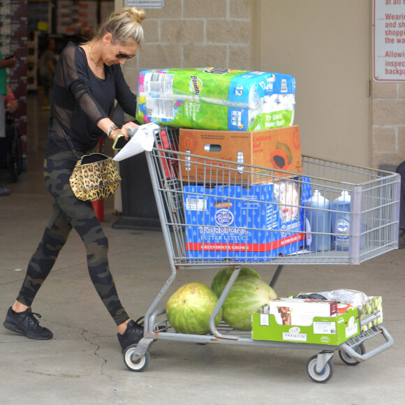 Exclusif - Anna Kournikova, qui a retrouvé une ligne impeccable 7 mois après avoir accouché de jumeaux, est allée faire le plein de courses à Miami, le 30 juillet 2018.