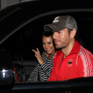 Enrique Iglesias et Anna Kournikova quittent un restaurant de Miami, le 26 janvier 2012. 
