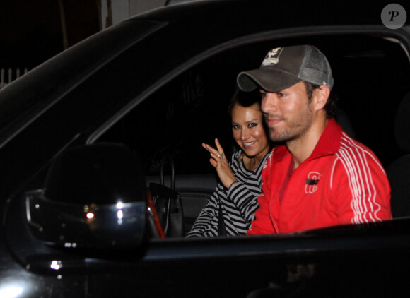 Enrique Iglesias et Anna Kournikova quittent un restaurant de Miami, le 26 janvier 2012. 