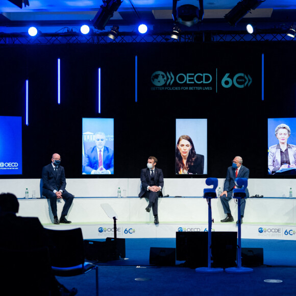Charles Michel, Président du Conseil européen, Emmanuel Macron, Président de la République française, Angel Gurria, Secrétaire général de l'OCDE, Pedro Sanchez, Président du gouvernement d'Espagne lors du 60ème anniversaire de la signature de la convention relative à l'Organisation de coopération et de développement économique OCDE au siège à Paris le 14 décembre 2020. © Romain Gaillard / Pool / Bestimage