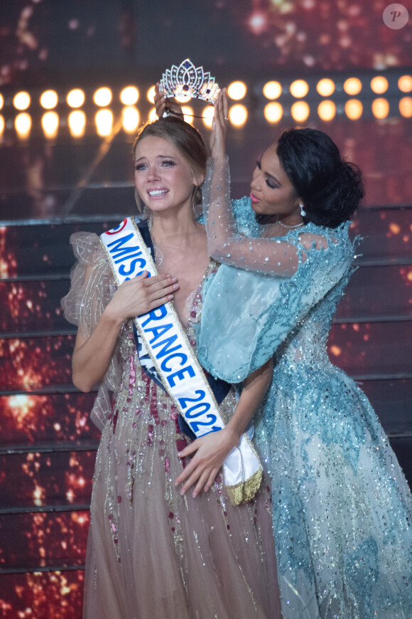 Miss Normandie sacrée par Clémence Botino - Election de Miss France 2021 au Puy du Fou, le 19 décembre 2020 sur TF1.