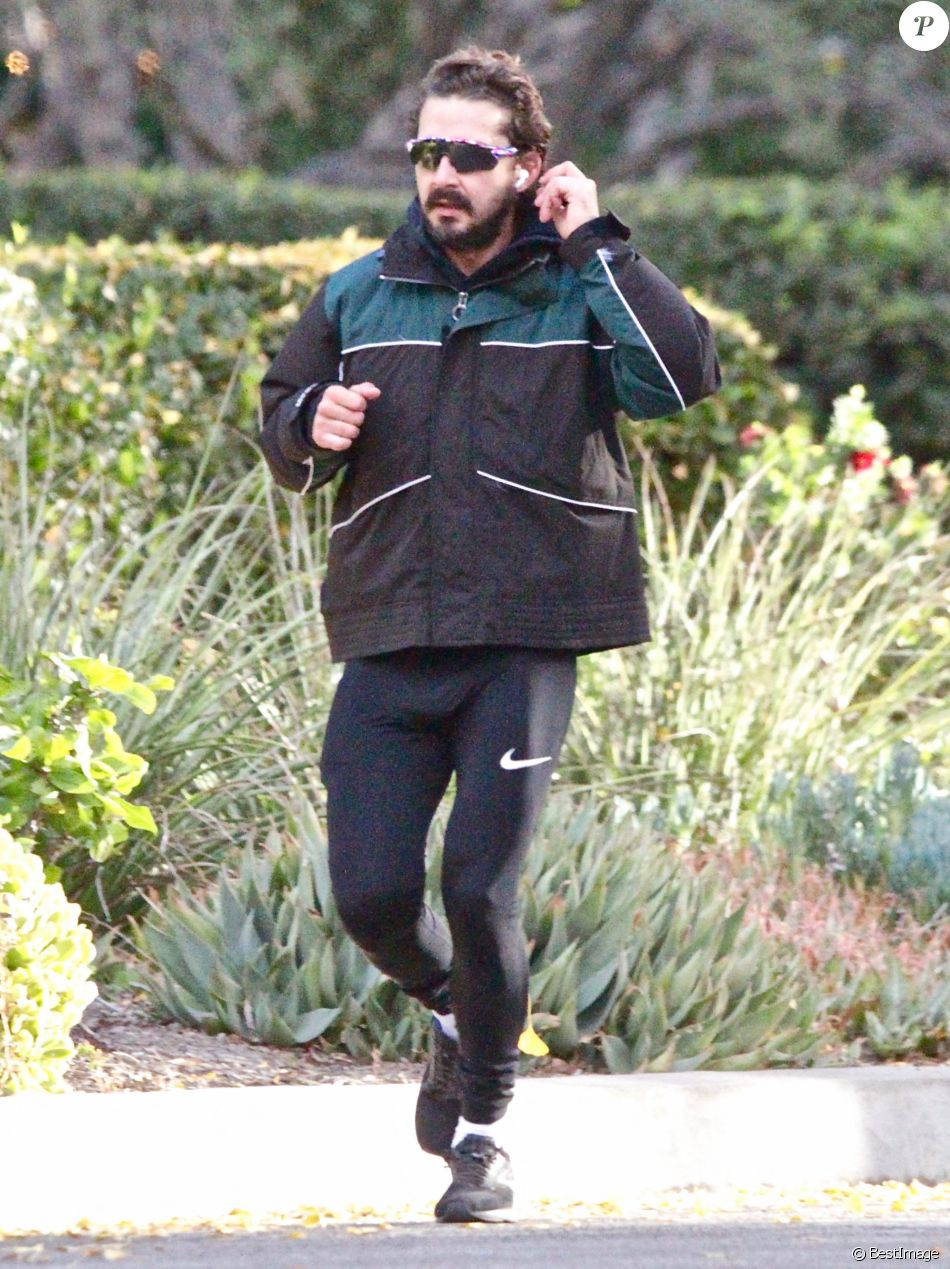 Exclusif - Shia LaBeouf fait son footing dans les rues de Los Angeles le 5 décembre 2020.