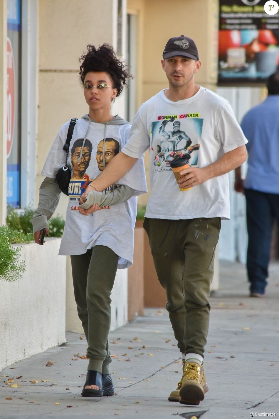 Exclusif - Shia LaBeouf et sa nouvelle compagne FKA Twig se câlinent et s'embrassent dans les rues de Studio City. Le couple s'est rencontré il y a quelques mois à Los Angeles sur le tournage du film Honey Boy.