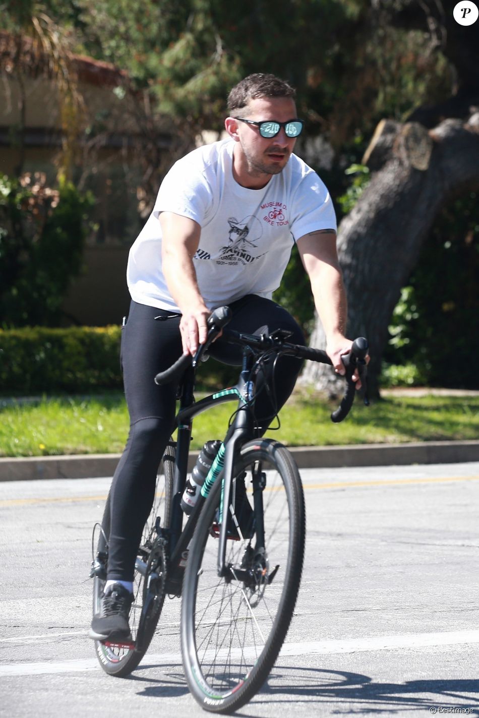 Exclusif - Sport et détente pour Shia LaBeouf et sa compagne Mia Goth à Pasadena, pendant la période de confinement liée au coronavirus (Covid-19), le 1er avril 2020. Le couple a fait du vélo avant de se reposer sur un banc et d'échanger des gestes tendres. Par la suite, l'acteur de 33 ans a fait un jogging torse nu, laissant apparaître ses nombreux tatouages. Shia Labeouf et Mia Goth, qui avaient divorcé en 2018, semblent accorder aujourd'hui une nouvelle chance à leur idylle.