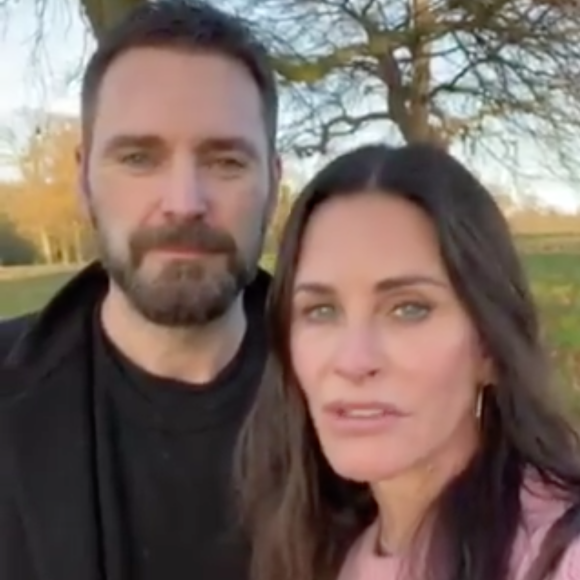 Courteney Cox et son compagnon Johnny McDaid se retrouvent après avoir été éloignés pendant neuf mois.