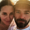 Courteney Cox et son chéri Johnny McDaid en couple sur Instagram.