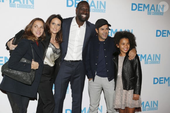 Mélissa Theuriau, Hélène Sy, Omar Sy, Jamel Debbouze et Gloria Colston lors de l'avant-première du film "Demain tout commence" au Grand Rex à Paris le 28 novembre 2016.