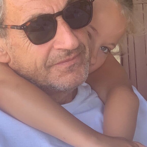 La petite Giulia avec son père Nicolas Sarkozy, sur Instagram le 19 octobre 2020.