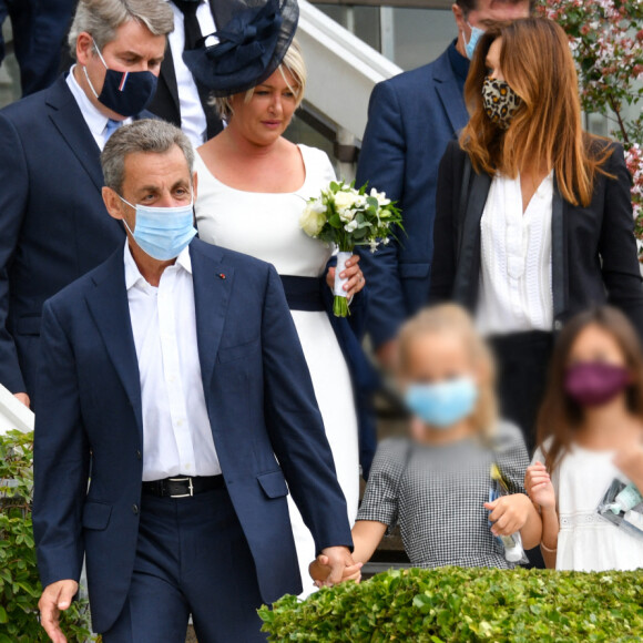 Le maire de La Baule Franck Louvrier, sa femme Sophie Jolivet, Nicolas Sarkozy, sa femme Carla Bruni, leur fille Giulia avec une amie - Mariage du maire de La Baule, Franck Louvrier (ex-conseiller en communication du Président de la République N.Sarkozy) avec Sophie Jolivet à l'hôtel de Ville de La Baule, France, le 5 septembre 2020. © Sébastien Valiela/Bestimage