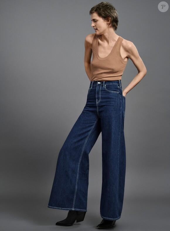Stella Tennant pose pour la collection de jeans de Zara.
