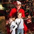 Charlene de Monaco adressé ses meilleurs voeux après Noël sur Instagram, avec une photo d'Albert de Monaco déguisé et avec leurs jumeaux Jacques et Gabriella. Le 26 décembre 2020.