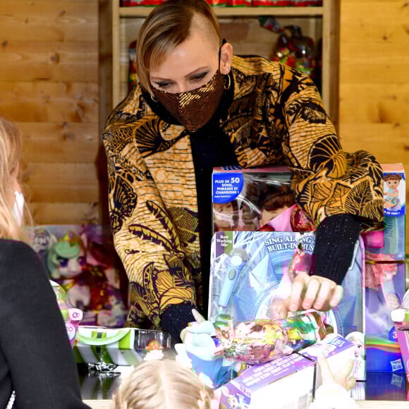 La princesse Charlene de Monaco ( avec une nouvelle coupe de cheveux) durant le traditionnel Arbre de Noël du Palais Princier à Monaco en mode COVID, le 16 décembre 2020. © Bruno Bebert / Pool Monaco / Bestimage 