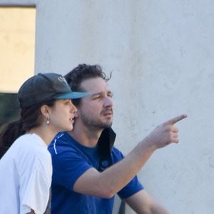 Shia LaBeouf et sa compagne Margaret Qualey se promènent en amoureux à Los Angeles, le 26 décembre 2020.