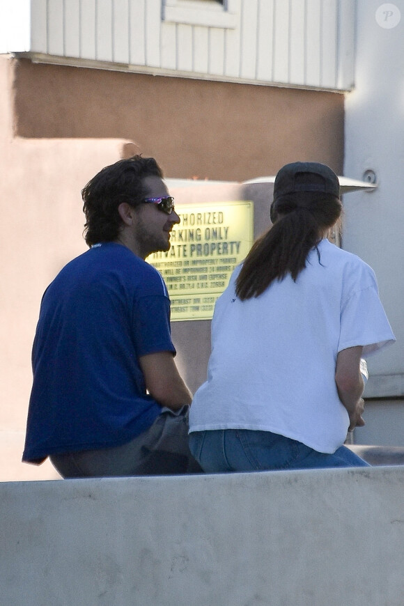 Shia LaBeouf et sa compagne Margaret Qualey se promènent en amoureux à Los Angeles, le 26 décembre 2020.