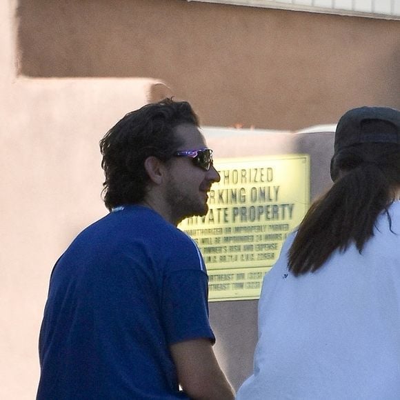 Shia LaBeouf et sa compagne Margaret Qualey se promènent en amoureux à Los Angeles, le 26 décembre 2020.