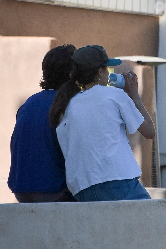 Shia LaBeouf et sa compagne Margaret Qualey se promènent en amoureux à Los Angeles, le 26 décembre 2020.