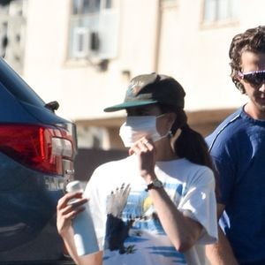 Shia LaBeouf et sa compagne Margaret Qualey se promènent en amoureux à Los Angeles, le 26 décembre 2020.