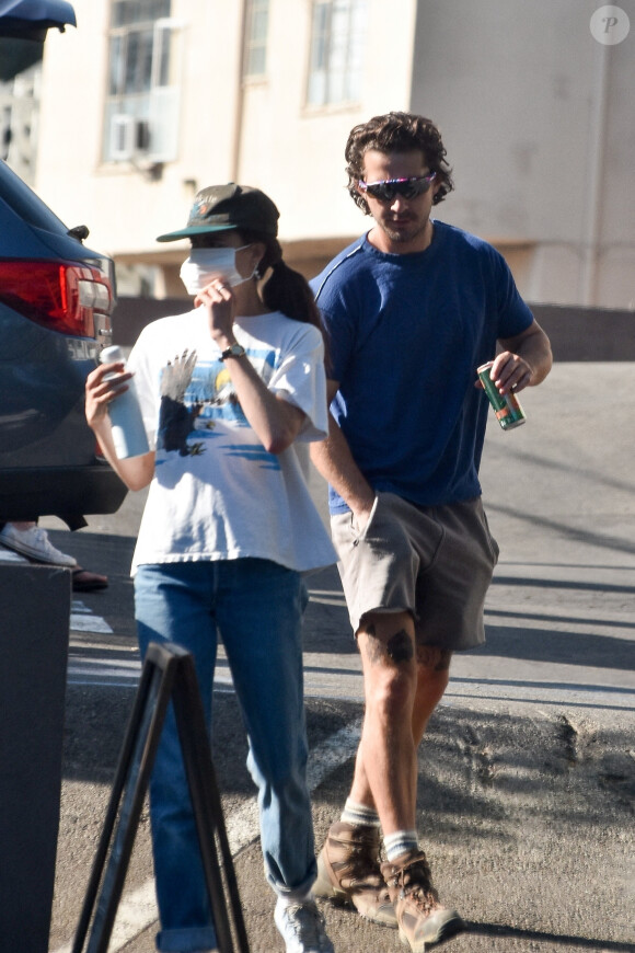 Shia LaBeouf et sa compagne Margaret Qualey se promènent en amoureux à Los Angeles, le 26 décembre 2020.