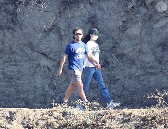 Shia LaBeouf et sa compagne Margaret Qualey se promènent en amoureux à Los Angeles, le 26 décembre 2020.