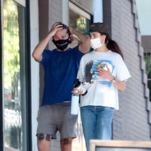 Shia LaBeouf et sa compagne Margaret Qualey se promènent en amoureux à Los Angeles, le 26 décembre 2020.