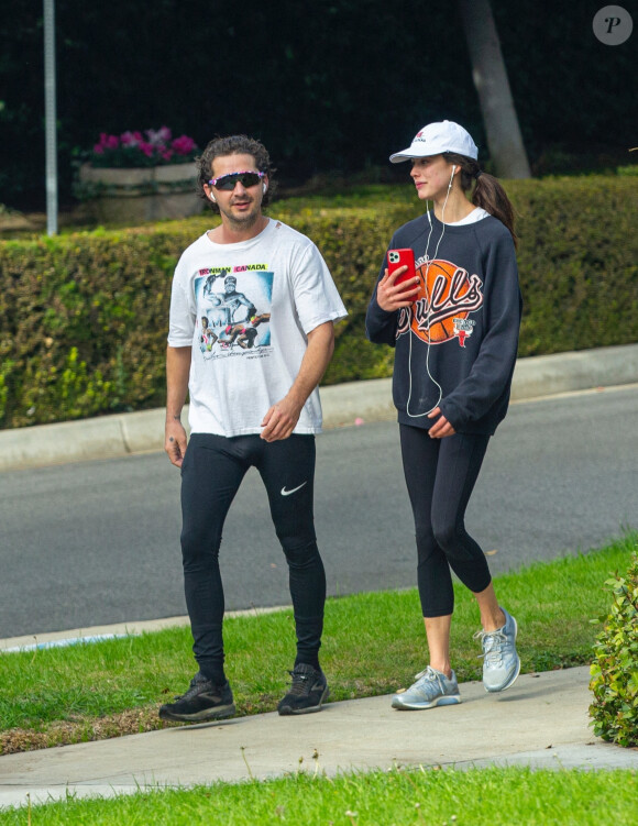 Shia LaBeouf et sa nouvelle compagne Margaret Qualley font un jogging à Pasadena le 23 décembre 2020.