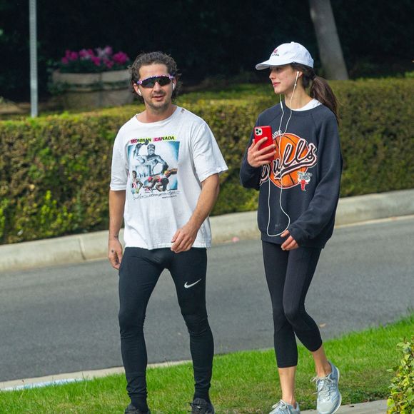 Shia LaBeouf et sa nouvelle compagne Margaret Qualley font un jogging à Pasadena le 23 décembre 2020.