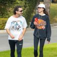 Shia LaBeouf et sa nouvelle compagne Margaret Qualley font un jogging à Pasadena le 23 décembre 2020.