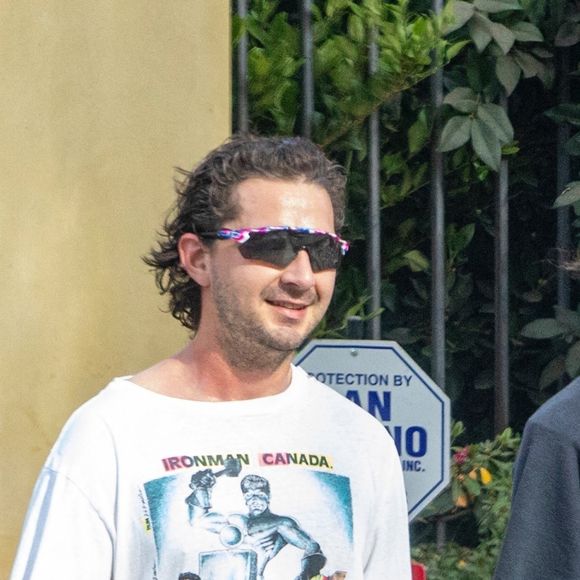 Shia LaBeouf et sa nouvelle compagne Margaret Qualley font un jogging à Pasadena le 23 décembre 2020.