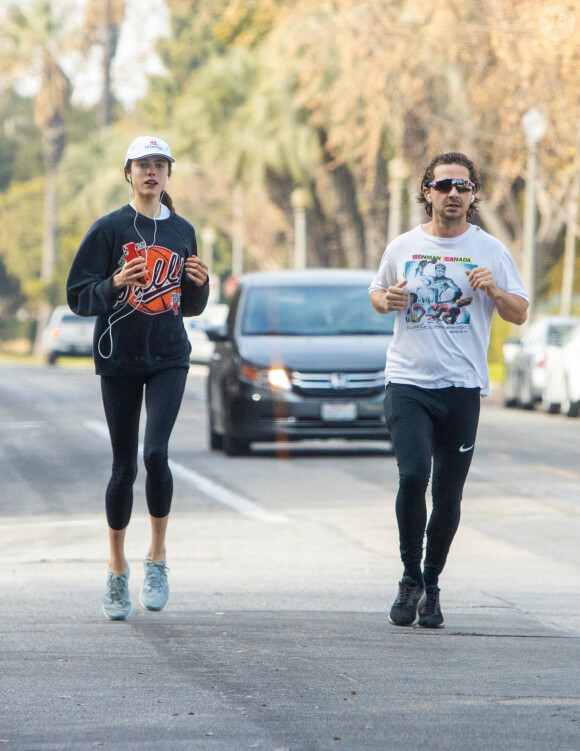 Shia LaBeouf et sa nouvelle compagne Margaret Qualley font un jogging à Pasadena le 23 décembre 2020.
