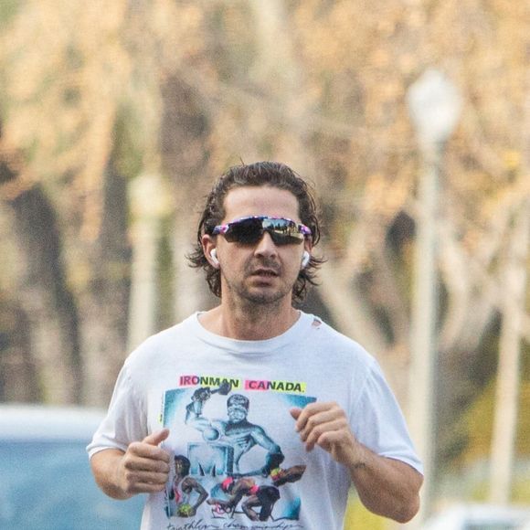 Shia LaBeouf et sa nouvelle compagne Margaret Qualley font un jogging à Pasadena le 23 décembre 2020.