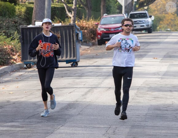 Shia LaBeouf et sa nouvelle compagne Margaret Qualley font un jogging à Pasadena le 23 décembre 2020.