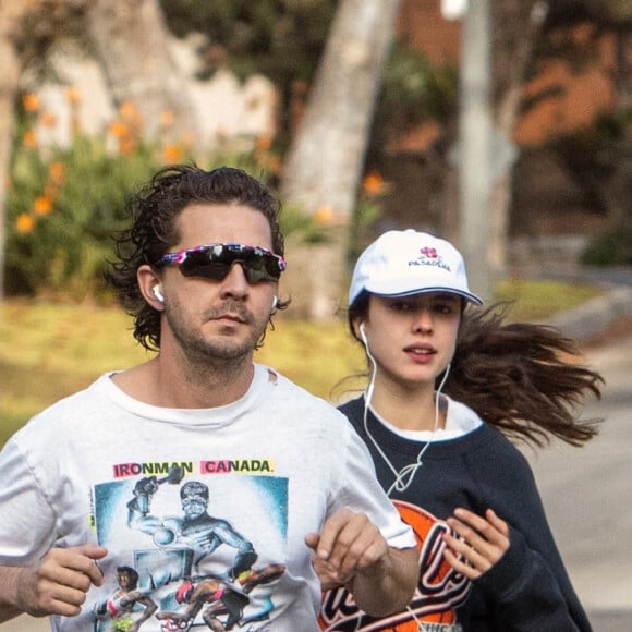 Shia LaBeouf et sa nouvelle compagne Margaret Qualley font un jogging à Pasadena le 23 décembre 2020.