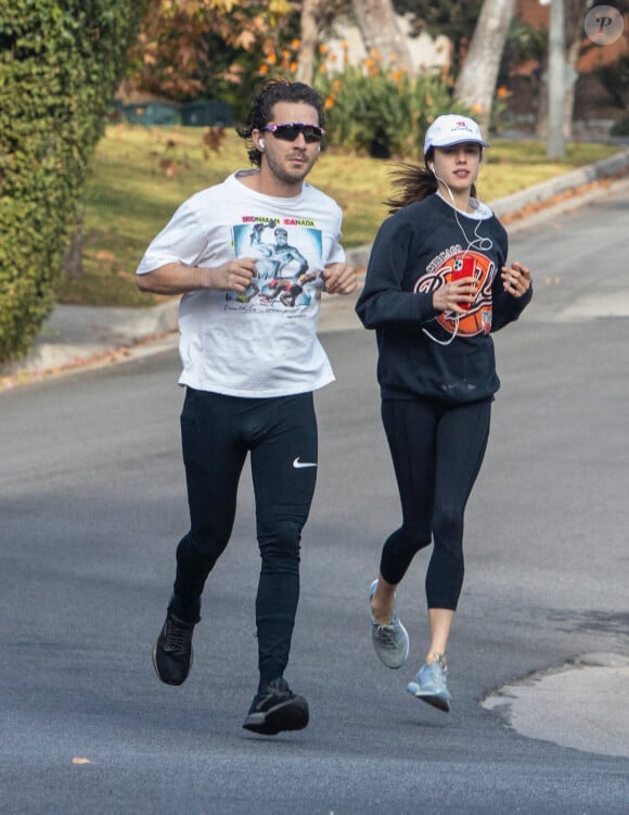 Shia LaBeouf et sa nouvelle compagne Margaret Qualley font un jogging à Pasadena le 23 décembre 2020.