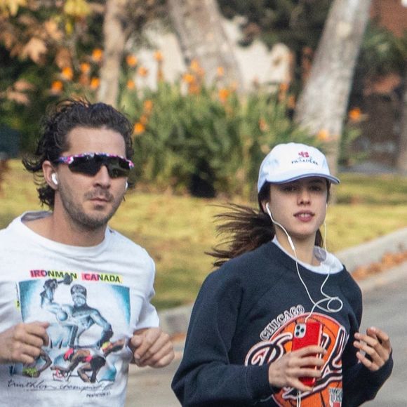 Shia LaBeouf et sa nouvelle compagne Margaret Qualley font un jogging à Pasadena le 23 décembre 2020.