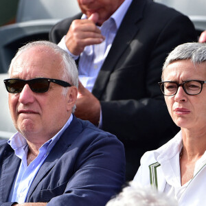 François Berléand et sa compagne Alexia Strési - People dans les tribunes des Internationaux de France de tennis de Roland Garros à Paris. Le 1er juin 2015.