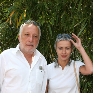 François Berléand et sa compagne, Alexia Stresi - People au village des Internationaux de France de tennis de Roland Garros à Paris, le 31 mai 2014.