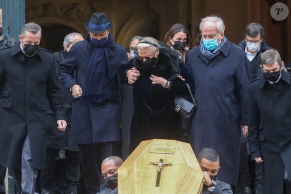 Alexandre Brasseur, sa mère Michèle Cambon, la femme de Claude Brasseur, son frère le sénateur Christian Cambon, Jeanne, la fille de Alexandre - Sorties - Obsèques de l'acteur Claude Brasseur en l'église Saint-Roch à Paris le 29 décembre 2020.  