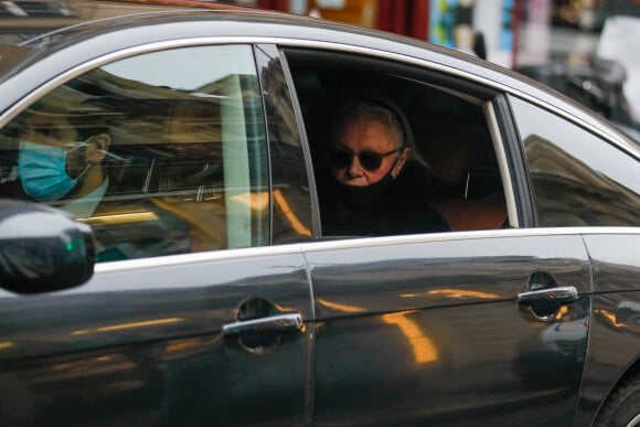 Michèle Cambon, la femme de Claude Brasseur - Sorties - Obsèques de l'acteur Claude Brasseur en l'église Saint-Roch à Paris le 29 décembre 2020.  