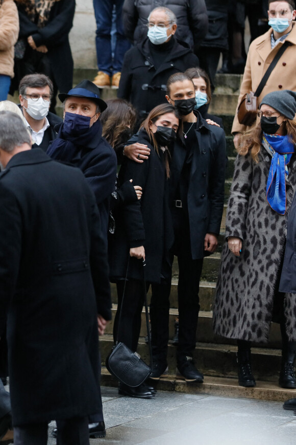 Alexandre Brasseur, Michèle Cambon, la femme de Claude Brasseur, son frère le sénateur Christian Cambon - Sorties - Obsèques de l'acteur Claude Brasseur en l'église Saint-Roch à Paris le 29 décembre 2020.  
