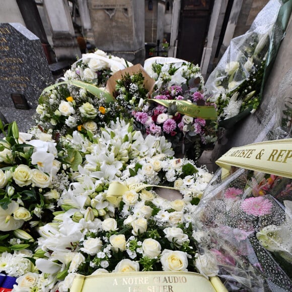 Illustration de la tombe de l'acteur Claude Brasseur au cimetière du Père Lachaise le jour de ses obsèques à Paris le 29 décembre 2020.