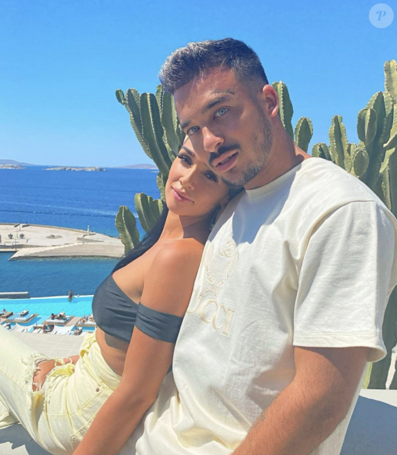 Jazz vit à Dubaï avec son mari Laurent et leurs enfants Chelsea et Cayden.